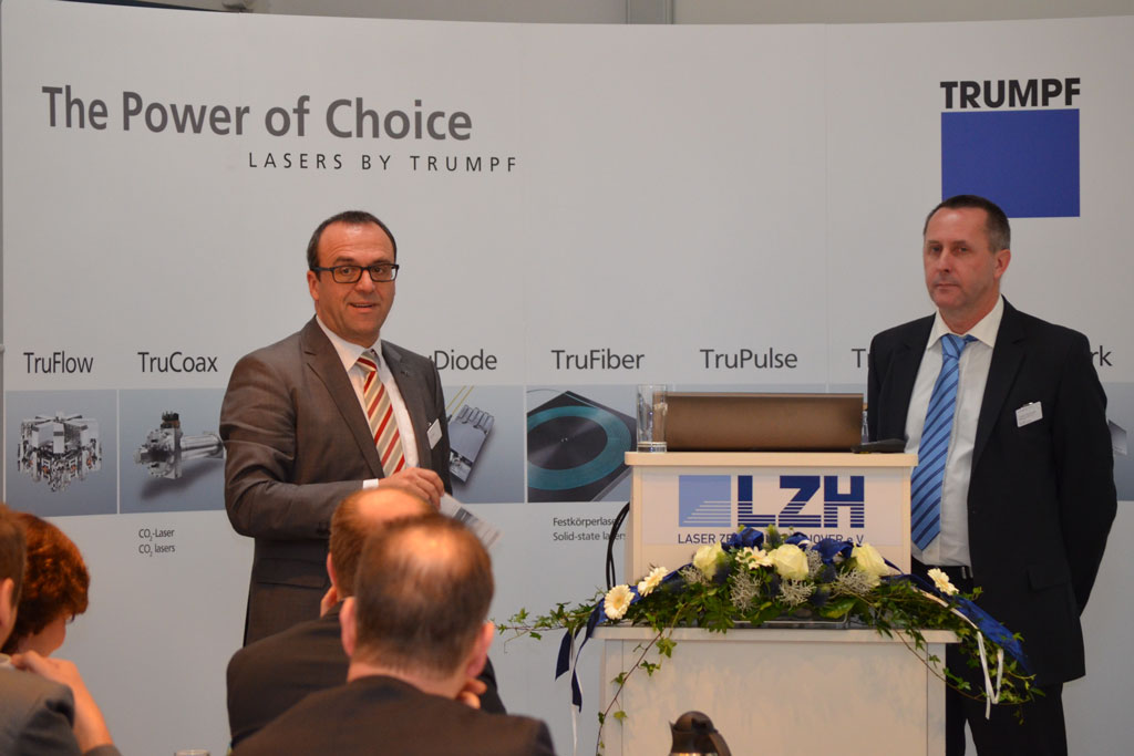 Bild 1: Jürgen Rumberger, Leiter Vertrieb Deutschland Trumpf Laser- und Systemtechnik GmbH und Dr.-Ing. Stefan Kaierle, Leiter der Abteilung Werkstoff- und Prozesstechnik am LZH, beim Technologietag. Foto: LZH