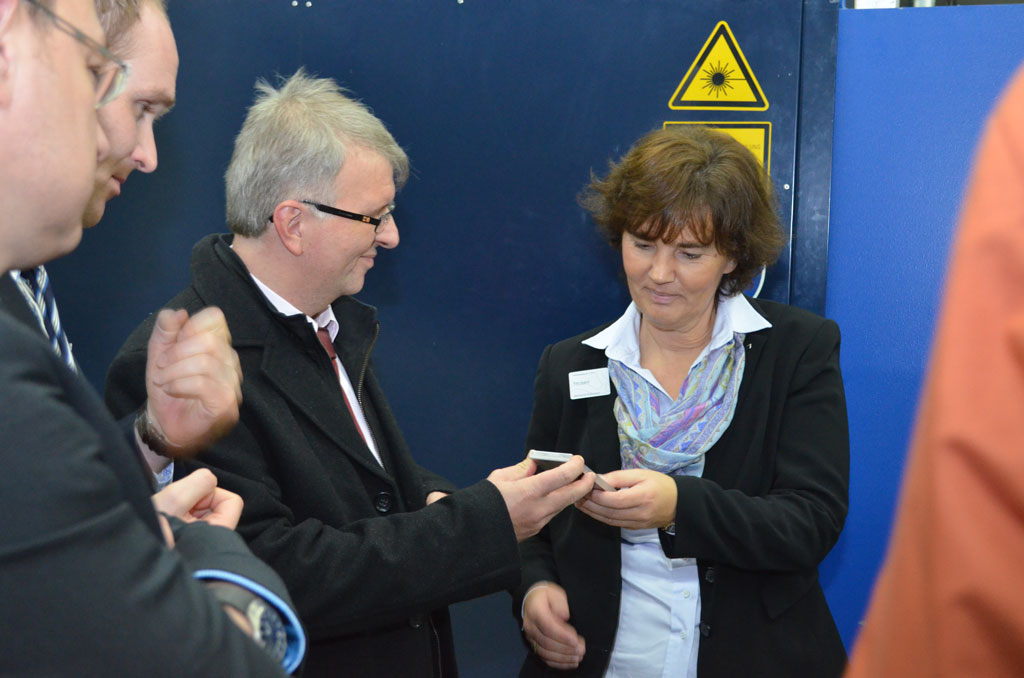 Bild 2: Teilnehmer beim Rundgang durch das Versuchsfeld des LZH. Foto: LZH