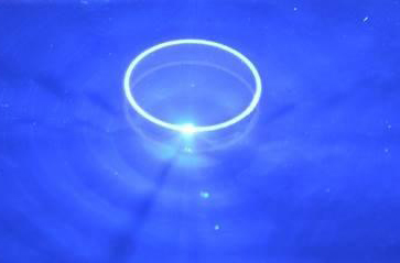 Bild 1: UV-Laserbearbeitung von Quarzglas. (Foto: LZH)