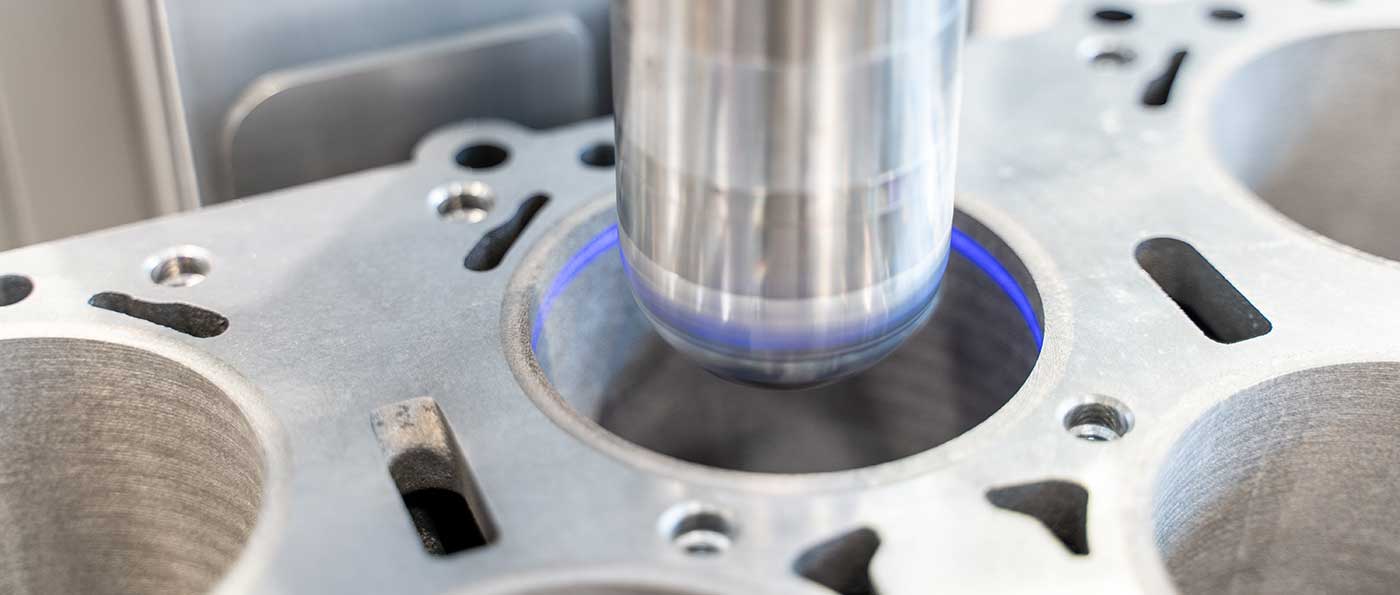 Die rotierende Spitze der Spindel mit dem Laserstrahl, wird gesteuert in die Buchse abgesenkt. (Foto: LZH)