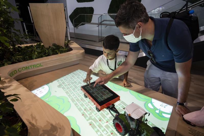 Kind spielt Food-Farming-Laserspiel auf der Expo