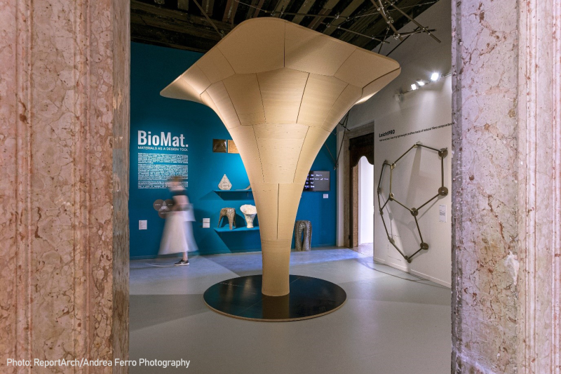 Eine Säule aus 3D-gedruckten Elementen steht in einem Ausstellungsraum