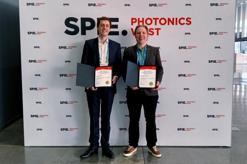 Benedikt Schuhbauer und Nils Haverland bei der Photonics West 2026