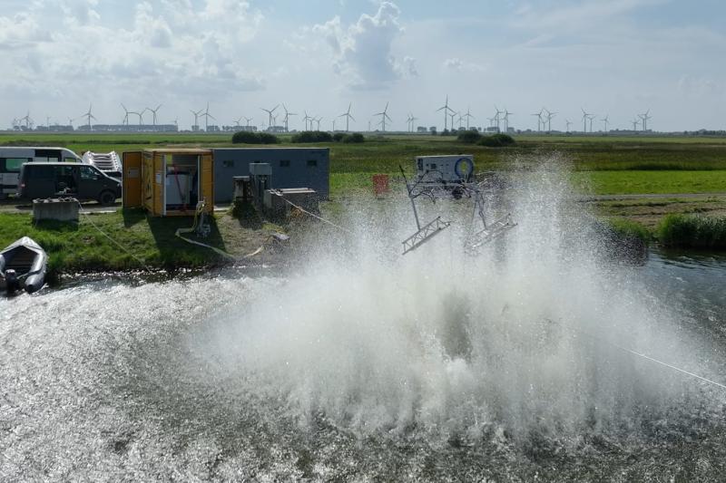 Bei der konventionellen High-Order-Detonation entstand eine große Wasserfontäne. (Foto: LZH)  