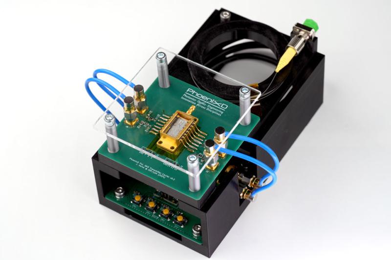 Die Grundlage für zukünftige sichere Kommunikation: Das System zum sicheren Austausch von Quantenschlüsseln zeigt das LZH zusammen mit dem Exzellenzcluster PhoenixD auf dem Stand B56 in Halle 11. (Foto: Sonja Smalian, PhoenixD.)