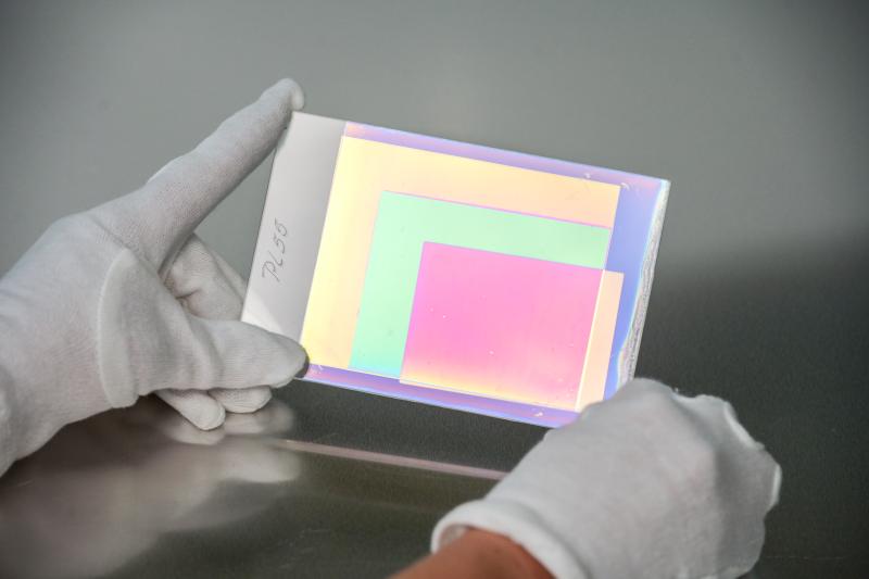 SolGel-Schichten sind die Basis für laserbasierte Strukturen, die Glasfassaden sichtbar für Vögel machen sollen. (Foto: LZH)