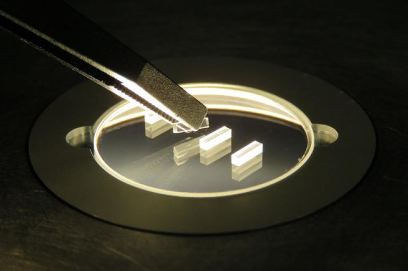 Figure 1: Through functional coatings, the optics have a specific transmission and reflectivity. (Photo: LZH)