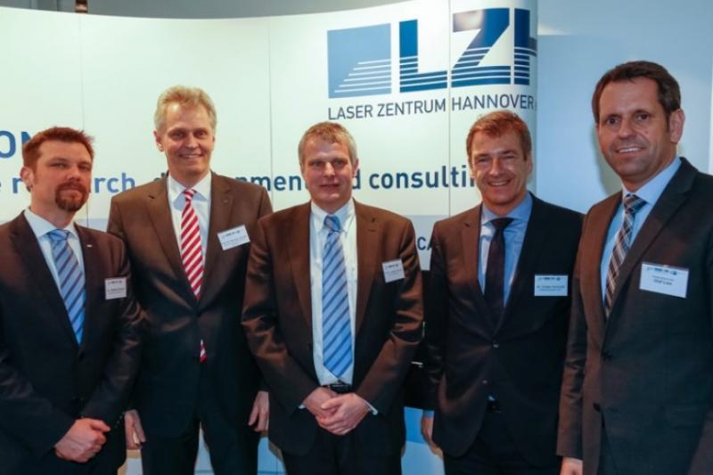 Bild 1: Gastgeber und Vortragende der Veranstaltung: Dr. Dietmar Kracht, Prof. Karsten Lemmer, Prof. Ludger Overmeyer, Dr. Volker Schmidt, Wirtschaftsminister Olaf Lies (v.l.n.r.). (Foto: Schaarschmidt)