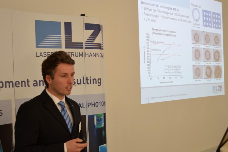 Philipp von Witzendorff, Head of the Glass Group in the Production and Systems Department, explains the novel drilling strategy for thin glass. (Photo: LZH)