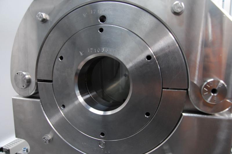 The pressure chamber of the LZH has a viewing window through which laser radiation can be introduced. (Photo: LZH)