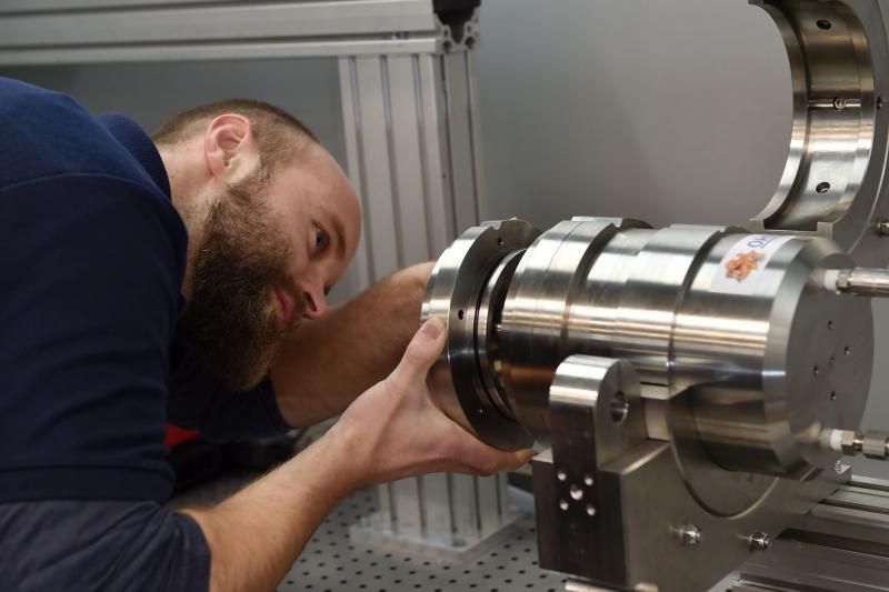 With the special pressure chamber at the LZH, laser material processing can be tested under deep-sea conditions. (Photo: LZH)