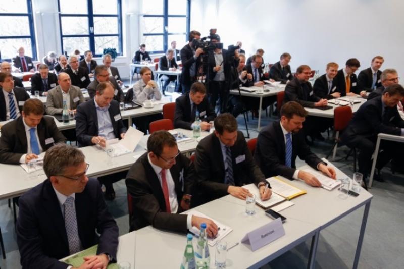Bild 2: Das Treffen des Innovationskreises Automobilzulieferer war mit 60 Teilnehmerinnen und Teilnehmern ausgebucht. (Foto: Schaarschmidt)
