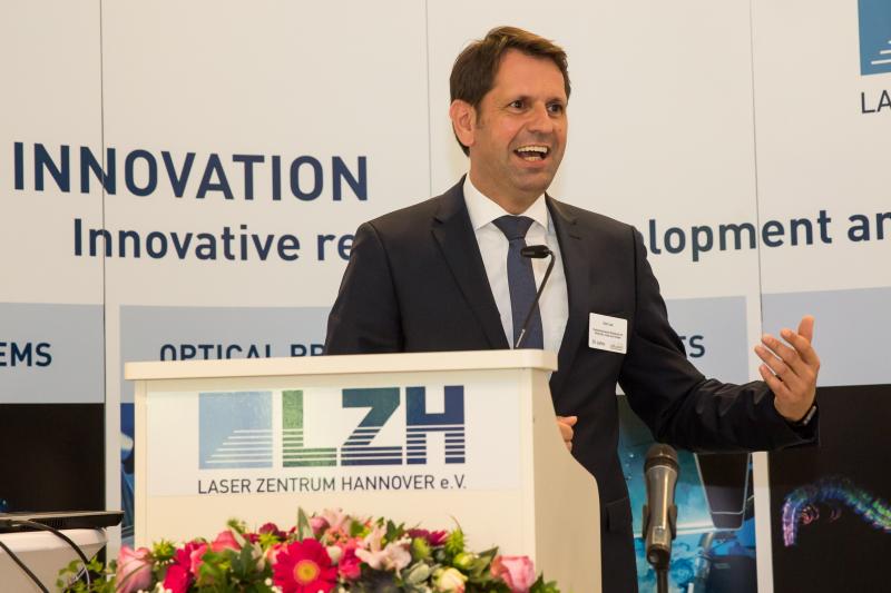 Figure 1: Minister of Economics, Labour and Transport of the State of Lower Saxony during his speech. (Photo: LZH)