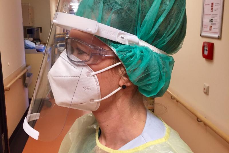 3D-printing for more safety: complete protective visor from the cooperation between rpm, MeKo and LZH in use at the Helios Klinikum in Gifhorn (Photo: Helios St. Marienberg Hospital Helmstedt GmbH)