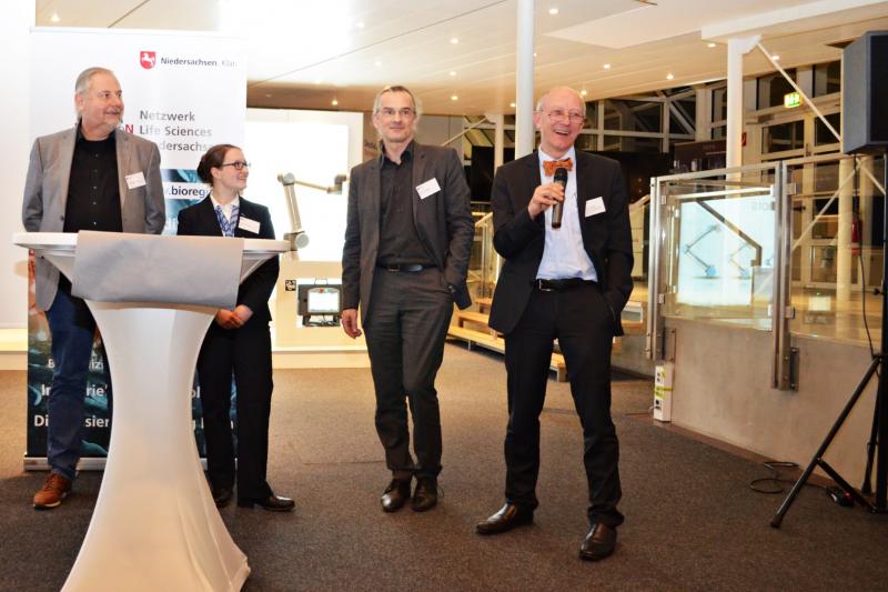 Lebhafte Podiumsdiskussion mit den Referentinnen und Referenten zum Abschluss (v.l.n.r.: Dr. Martin Kinkel (KIND Hörgeräte GmbH & Co. KG), Yvonne Wessarges (Laser Zentrum Hannover e.V.), Peter Scheinemann (implantcast GmbH) und Prof. Dr. Theodor Doll (Fraunhofer Leistungszentrum Translationale Medizintechnik, Fraunhofer ITEM ). (Foto: LZH)