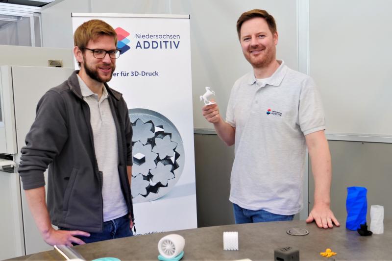 Alexander Hilck (rechts) übernimmt die Projektleitung von Niedersachsen ADDITIV von Dr.-Ing. Sascha Kulas, der dem Ruf auf eine Professur gefolgt ist. (Foto: LZH)