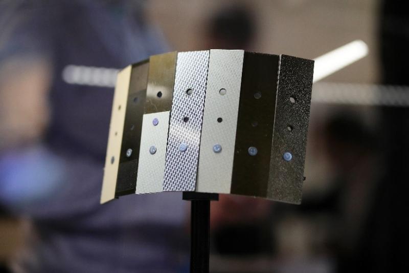 Mit dem vom LZH entwickelten Laserbohr-Verfahren können unterschiedlichen Laminate, sogar übereinander plat-ziert, schnell und präzise gebohrt werden. (Foto: CFK Valley e.V.)