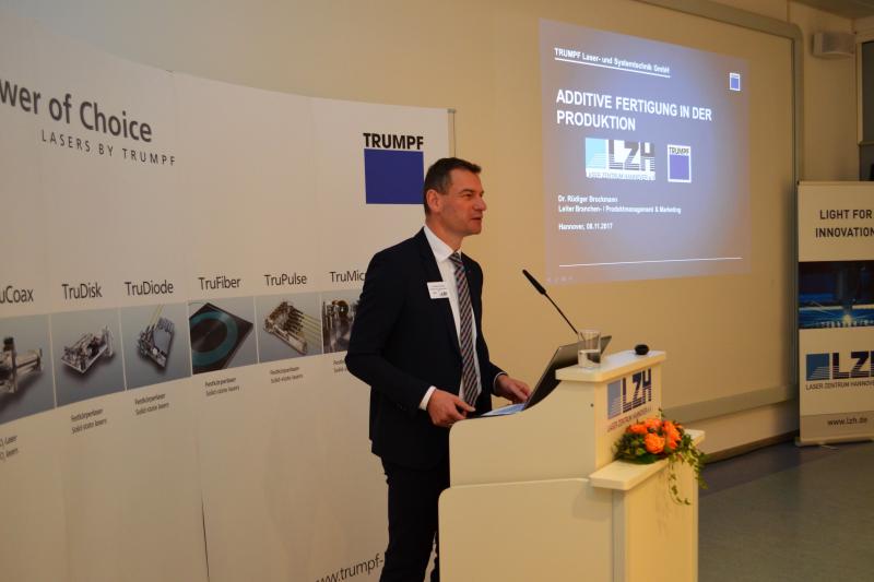 Dr. Rüdiger Brockmann, Leiter Branchen- und Produktmanagement der TRUMPF Laser- und Systemtechnik GmbH, begrüßte die Teilnehmerinnen und Teilnehmer am Technologietag. (Foto: LZH)