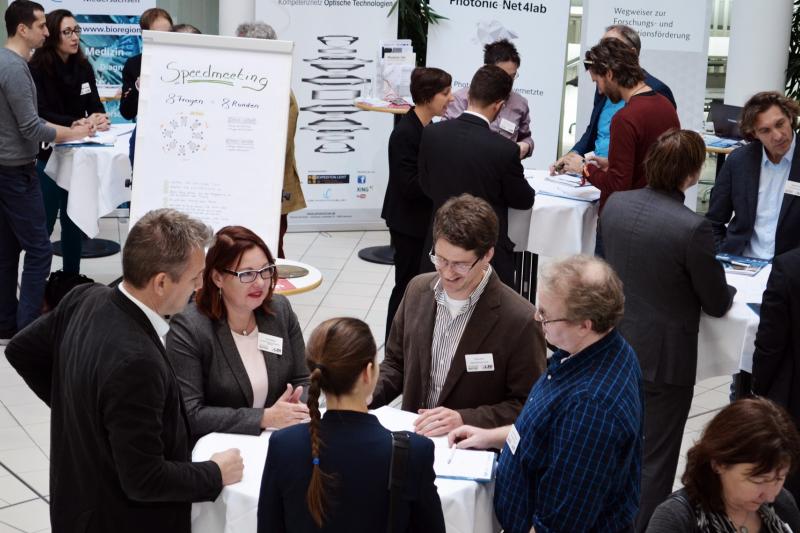 Eight questions, eight laps: The participants got to know each other better in speed meetings. (Photo: LZH)