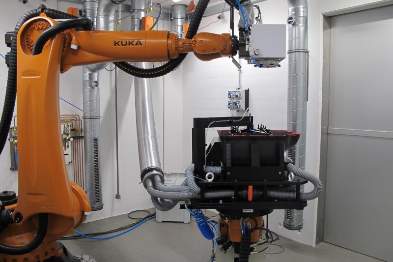 Caption figure 1: The laser cutting process with a robot enables a flexible processing of 3D parts. (Photo: LZH)