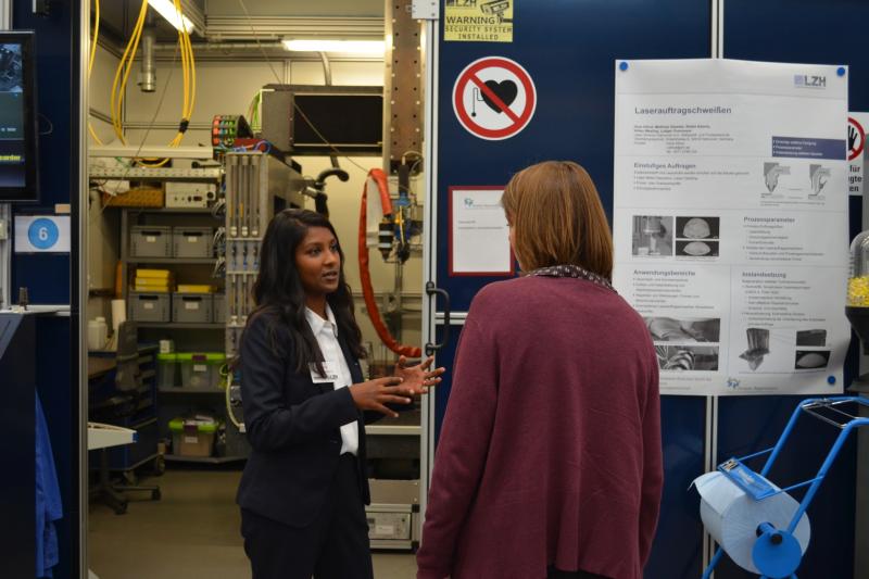Im Versuchsfeld konnten die Teilnehmerinnen und Teilnehmer des Innovationstags sich über die Arbeit und Dienstleistungen des LZH informieren. (Foto: LZH)