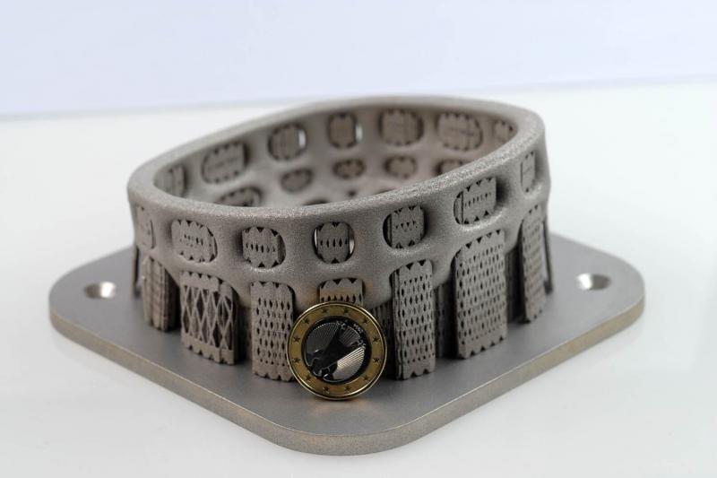 Individual products with complex geometries: With Selective Laser Melting (SLM), prototypes and small series can be manufactured quickly and cost-effectively – such as this basket made of a magnesium alloy. (Photo: LZH)