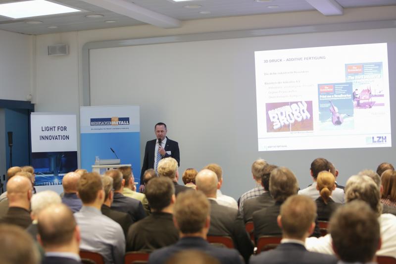 Dr.-Ing. Stefan Kaierle, Leiter der Abteilung Werkstoff- und Prozesstechnik im LZH, gab beim Innovationstag einen Überblick über den aktuellen Stand des 3D-Drucks. (Foto: NiedersachsenMetall)