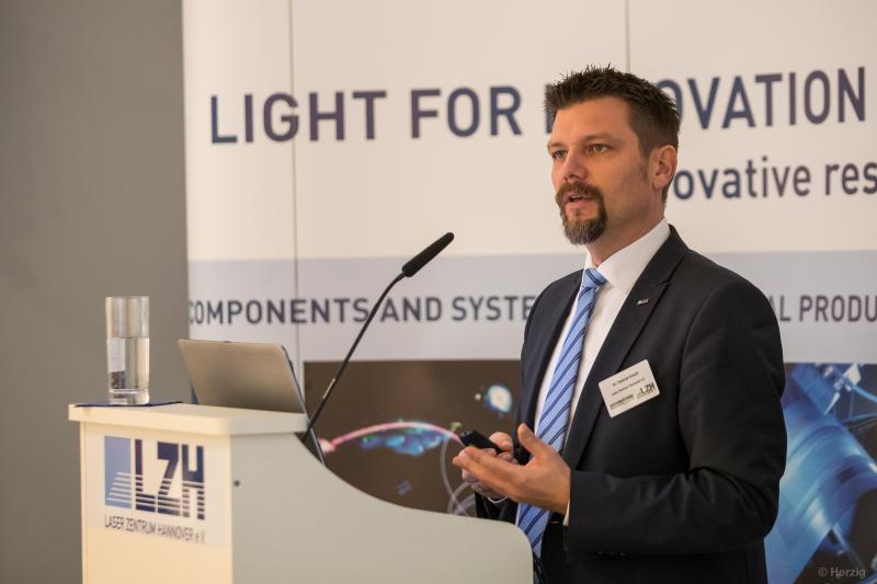 Figure 3: „Due to its flexibility, additive manufacturing with the laser has a high application potential for modern production technologies”, states Dr. Dietmar Kracht of the LZH. (Photo: Herzig)