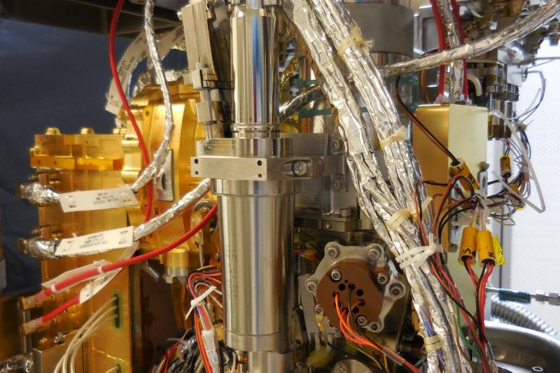 Turned on for the last time on Earth: the MOMA laser integrated into the flight model of the mass spectrometer in the NASA Goddard Space Flight Center. (Photo: LZH)