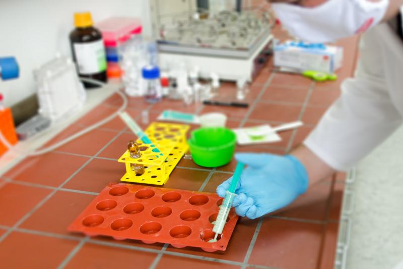 Auch mit frisch hergestellten Knochenzementproben wollen die Wissenschaftler des LZH den Laserabtrag testen und verbessern. (Foto: LZH)