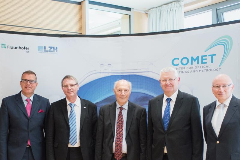Bild 1: Eröffnung des Center for Optical Coatings and Metrology (COMET) am 30.05.2016; v.l.n.r. Prof. Dr. Andreas Tünnermann (Institutsleiter IOF), Prof. Dr. Detlev Ristau (Abteilungsleiter LZH), Prof. Dr. Dr. Herbert Welling (Gründer LZH), Prof. Dr. Norbert Kaiser (Stellvertretender Institutsleiter IOF), Prof. Dr. Wolfgang Ertmer (Vorsitzender Wissenschaftliches Direktorium LZH). (Foto: IOF)