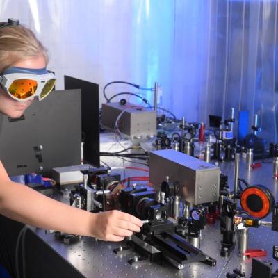 LZH scientist Stefanie Unland sets up the laser demonstrators in the lab. (Photo: LZH)