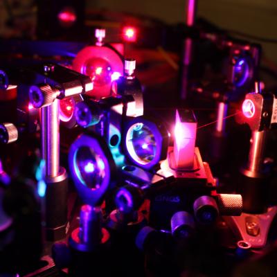 Leuchtender Laseraufbau aus Optiken und Haltern