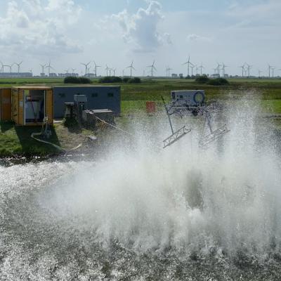 Ein See mit einer großen Wasserfontäne.