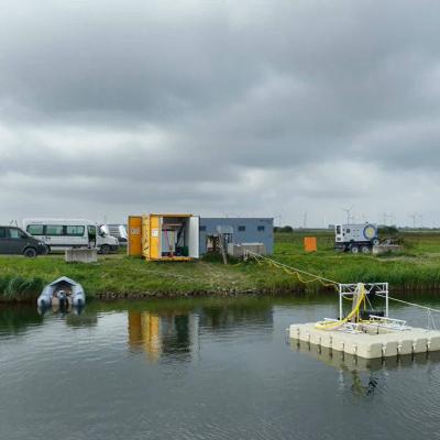 Ein ruhiger See mit einem Ponton in der Mitte.