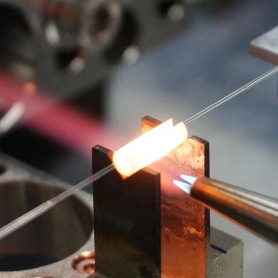 Faseroptische Komponenten basierend auf Spezialfasern, wie so genannten Triple-Clad-Fasern, ermöglichen die Herstellung optimierter Lasersysteme für den Wellenlängenbereich von 2 µm.  (Foto: LZH) 