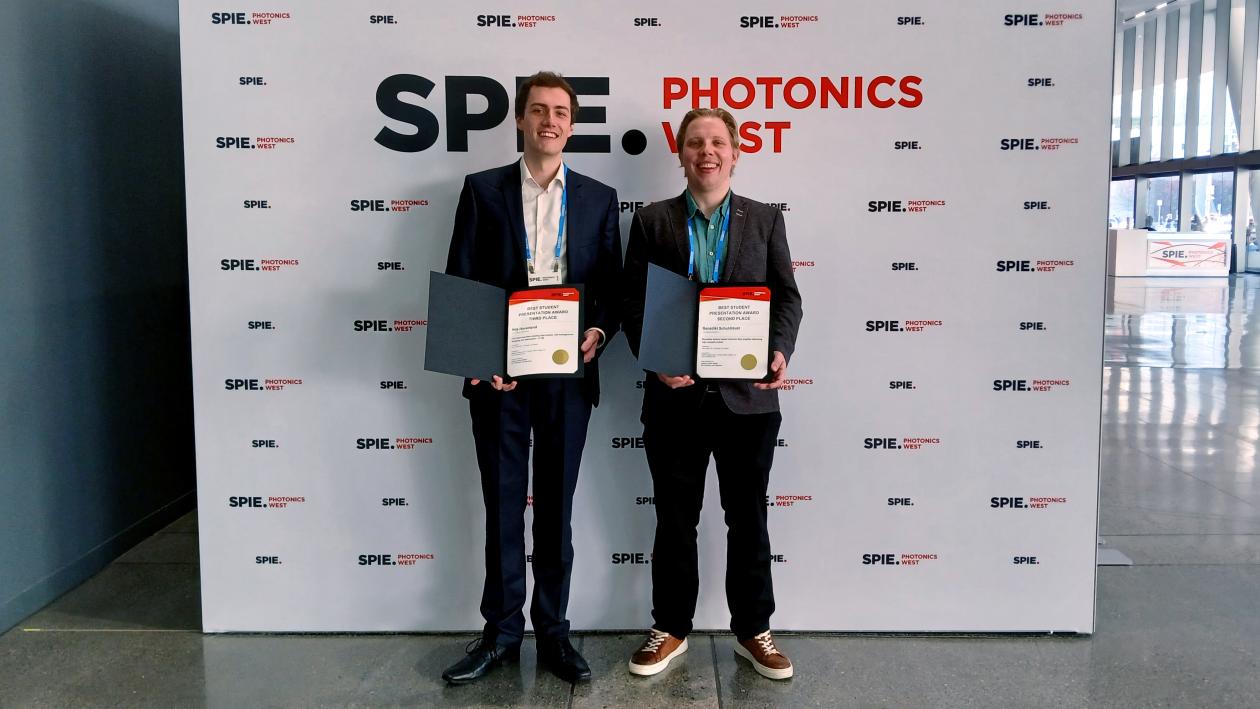 Benedikt Schuhbauer und Nils Haverland bei der Photonics West 2026