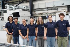 Die sieben neuen FWJ’ler:innen und Niedersachsen Technikantinnen im Versuchsfeld des LZH. 