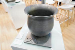 Metallvase mit LZH-Schriftzug