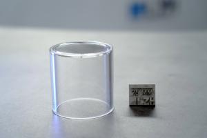 Lasergeschweißte Glasbehälter eignen sich für die sichere Lagerung von Gefahrstoffen. Das Verfahren hat ein hohes Potential zur Automatisierung. (Foto: LZH) 