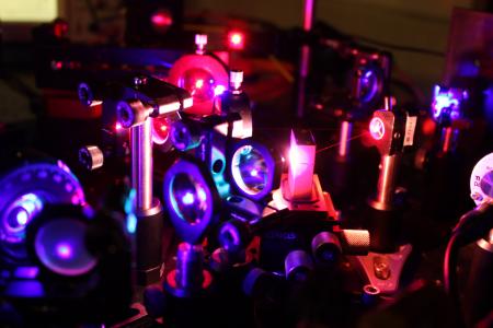 Leuchtender Laseraufbau aus Optiken und Haltern