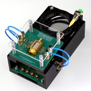 Schwarzer Kasten mit Kabeln und einem gelöteten Aufsatz.