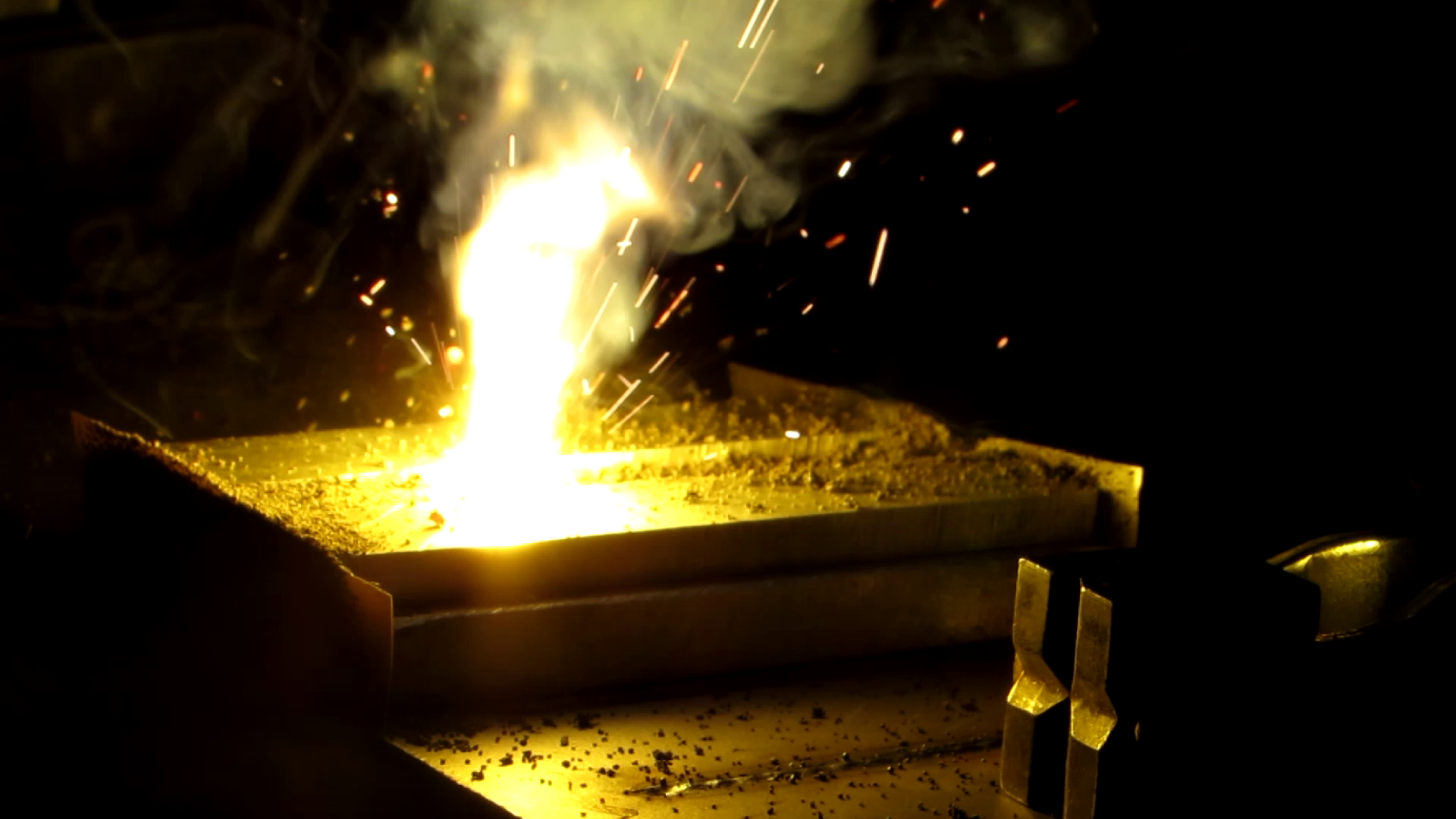 Das LZH hat bereits erfolgreich erste Versuche für den Laserstrahl-Unterpulver-Hybridschweißprozess durchgeführt. (Foto: LZH)